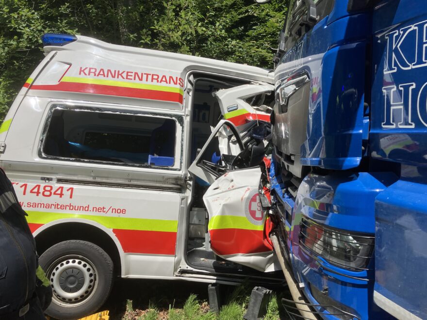 Stark beschädigter Rettungswagen des Samariterbundes Niederösterreich und LKW nach einem Verkehrsunfall